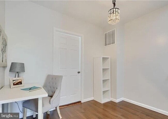 Building Photo - 2242 E Fairmount Ave