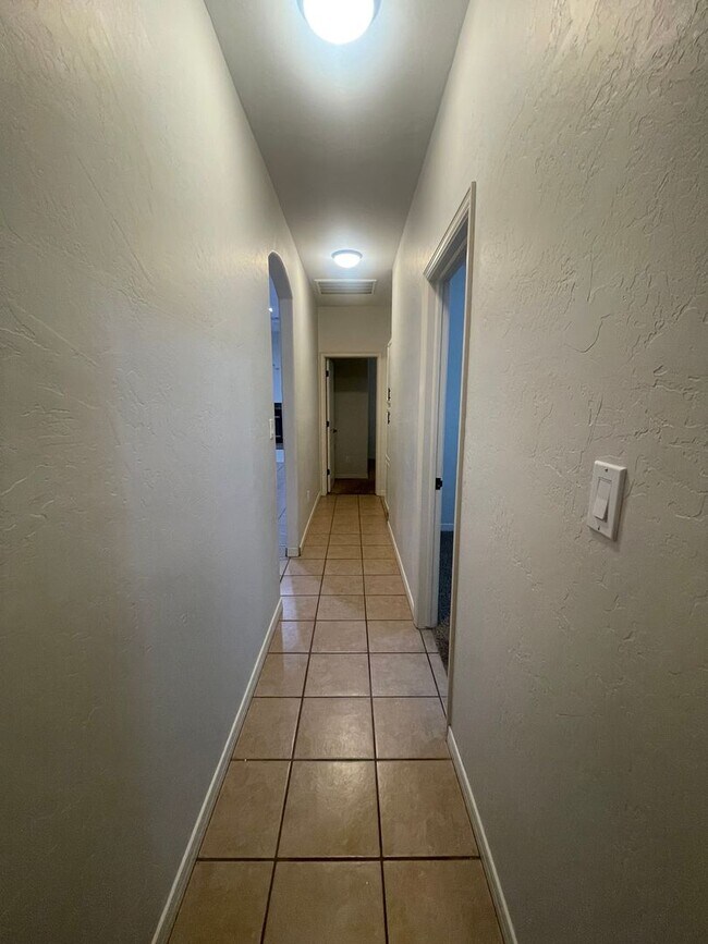 Building Photo - Gorgeous 4 bedroom/3 bathroom home located...