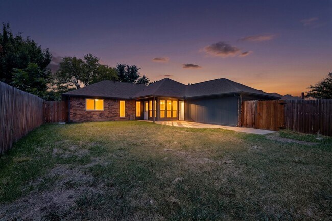 Building Photo - Beautifully Renovated Home In Carrollton Ready For Move-in
