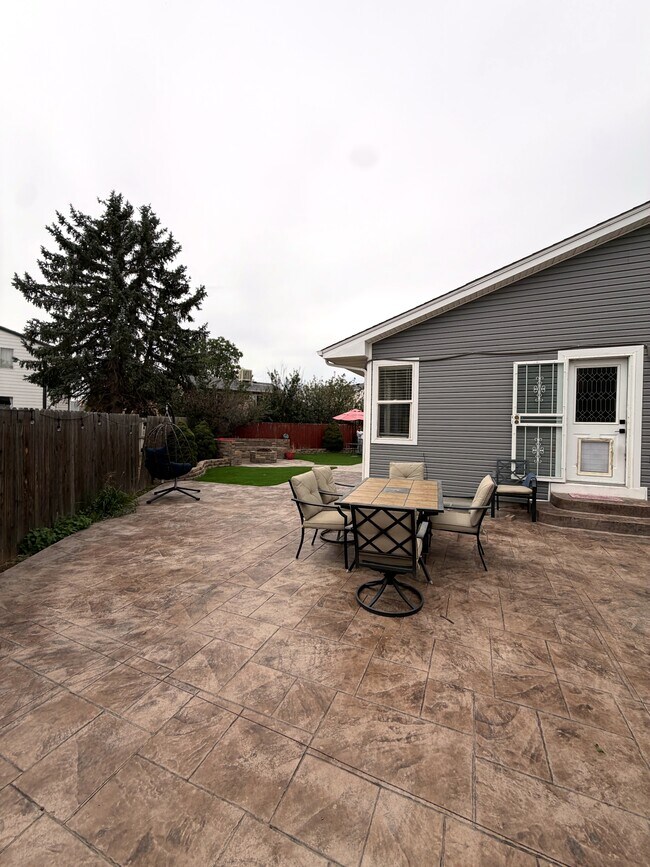 Building Photo - 1865 Espana Way
