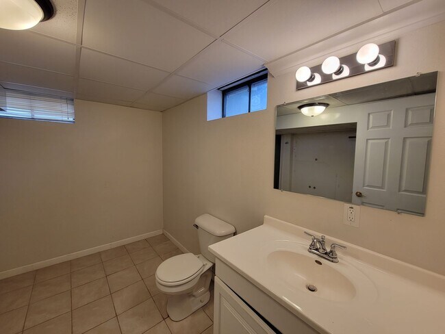 Building Photo - 4 Bed 2 Bath house for Rent!