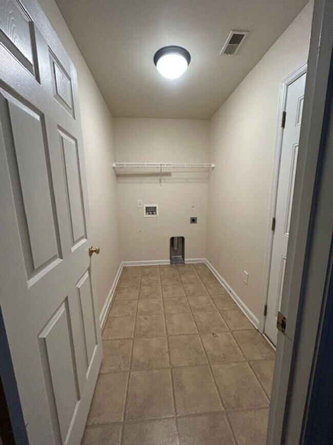 Building Photo - Quaint 3BR /2BA home with new carpet!