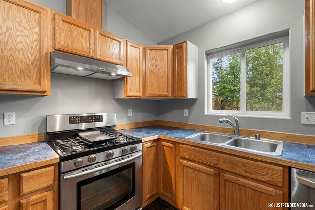 Building Photo - 3 Bedroom W/ Mother in Law Suite | 2 Bathr...
