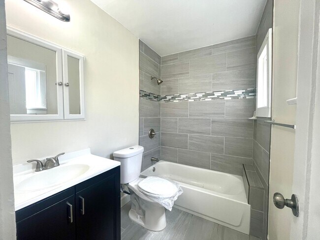 Building Photo - BELLA APARTMENTS: Beautiful 1 Bedroom Apar...
