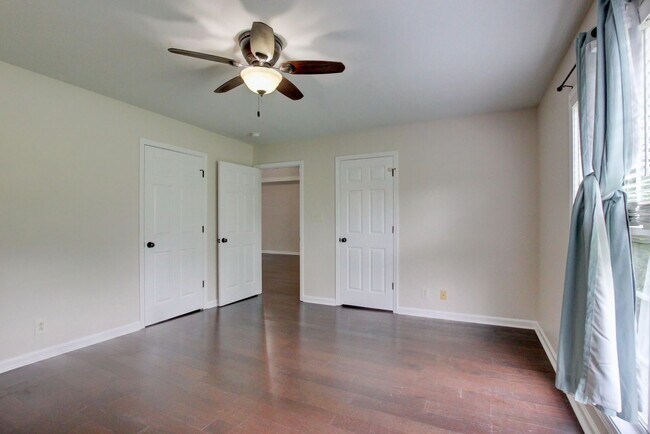 Building Photo - 3 bed 2 bath w sweet basement.  Go