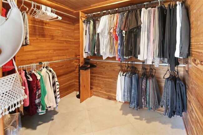 Building Photo - 2031 NE 14th Ct