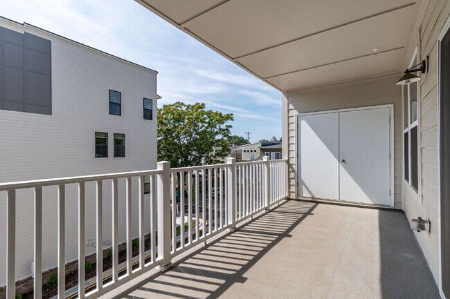 Building Photo - For Rent: Modern 3-Bedroom Condo in Richmond