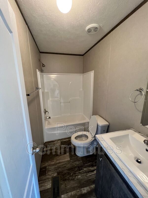 Building Photo - 215 Peach St