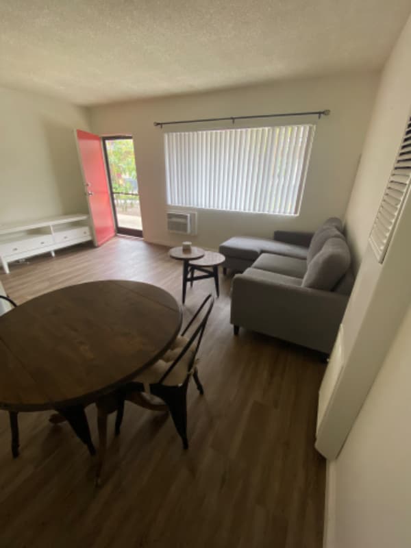 Building Photo - 820 S Walnut Ave