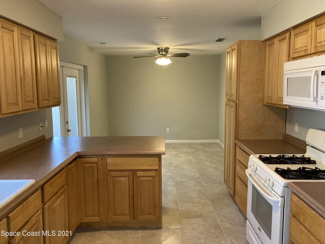 Building Photo - 988 Nicklaus Dr