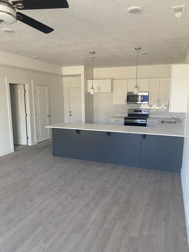 Building Photo - Spacious Town Home
