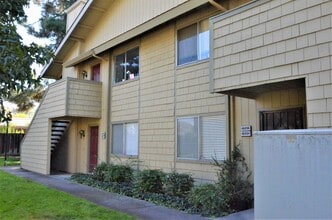 Building Photo - Ground Floor Condo in Wonderful Warm Sprin...