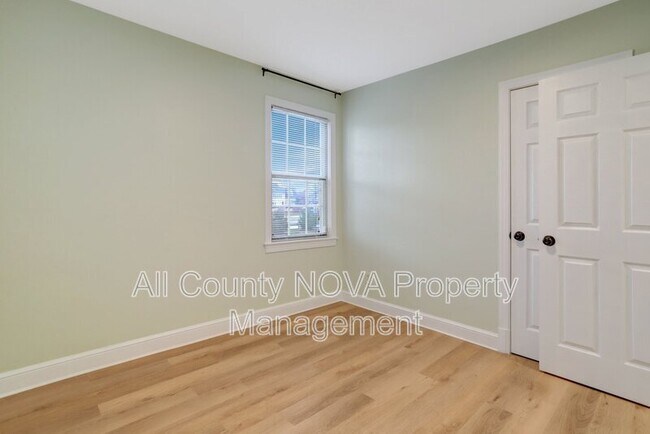 Building Photo - 2405 Arlington Blvd