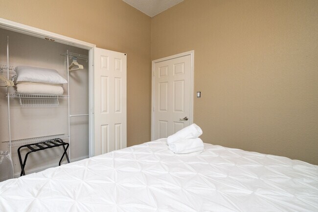 Building Photo - 3410 Los Alamos Ln