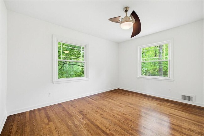 Building Photo - 445 Forest Hills Dr