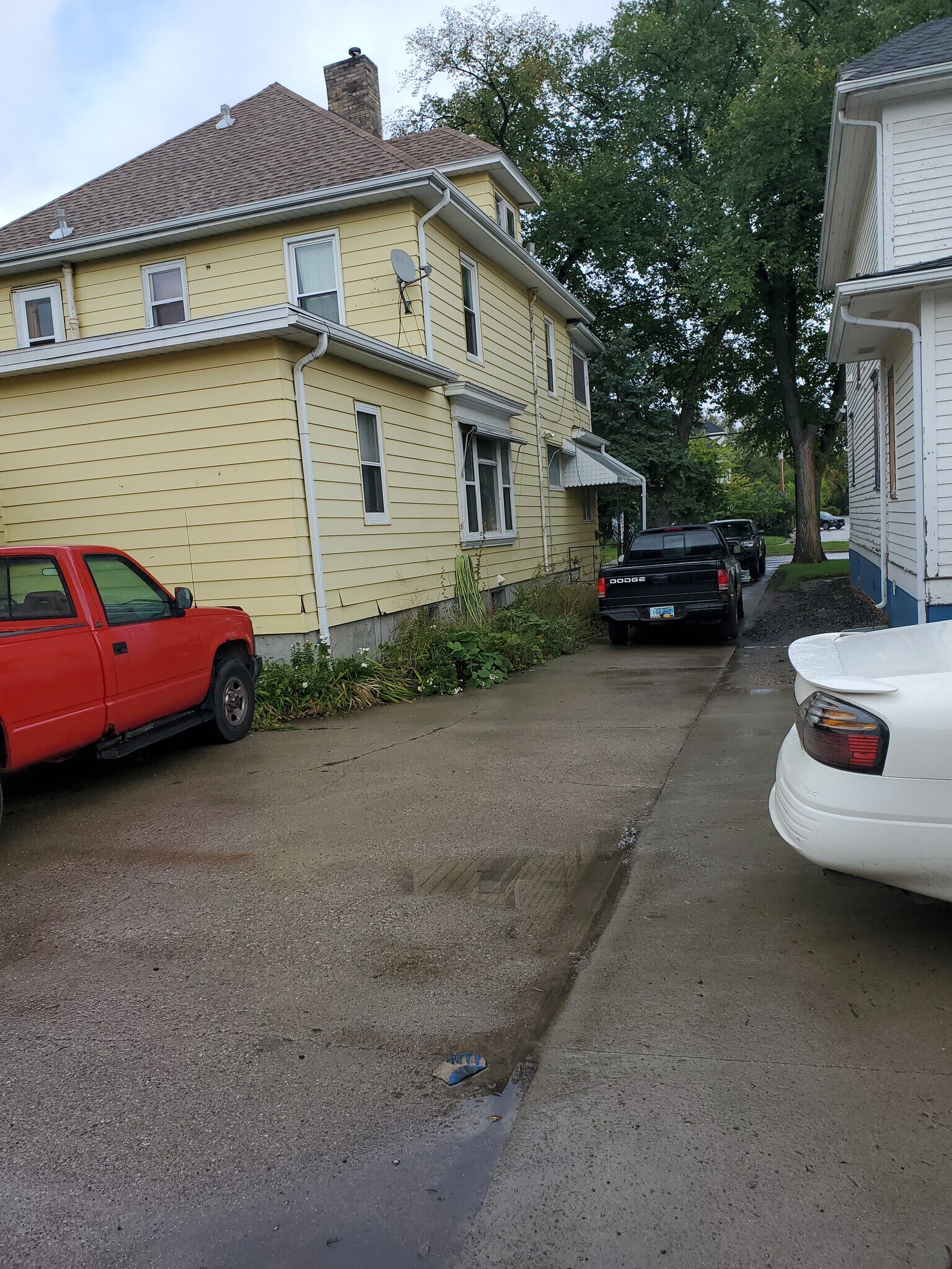 full driveway connecting Broadway to alley - 916 N Broadway Dr