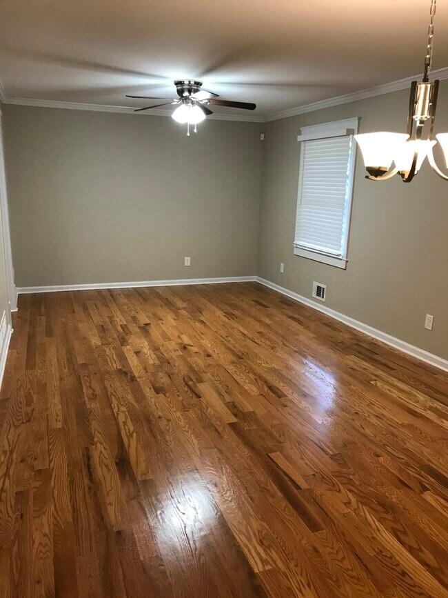 Building Photo - 3823 Kingswood Dr
