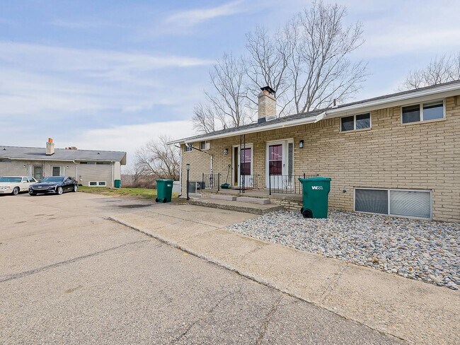 Building Photo - Freshly Remodeled 1BR Retreat in Desirable White Lake – Move-In Ready!