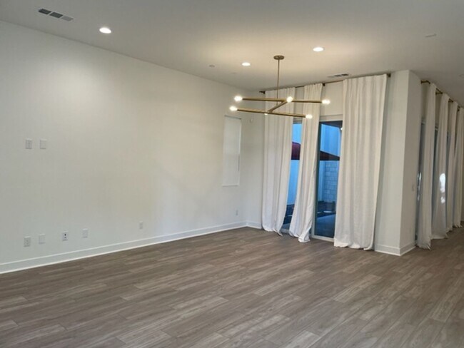 Building Photo - Stunning 3 bedroom 3 bath home in the Grea...