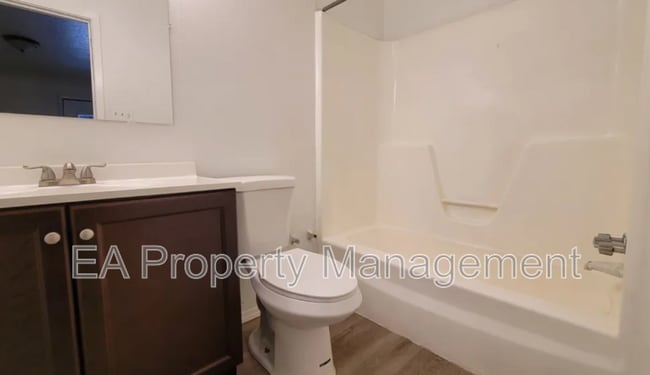 Building Photo - 332 Grove St SE