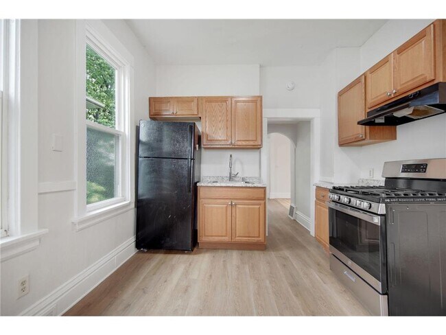 Building Photo - 804 Hawthorne Ave E