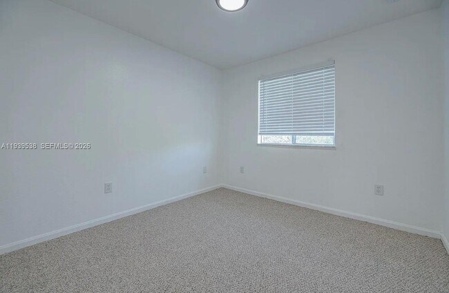 Building Photo - 1441 SE 24th Ct