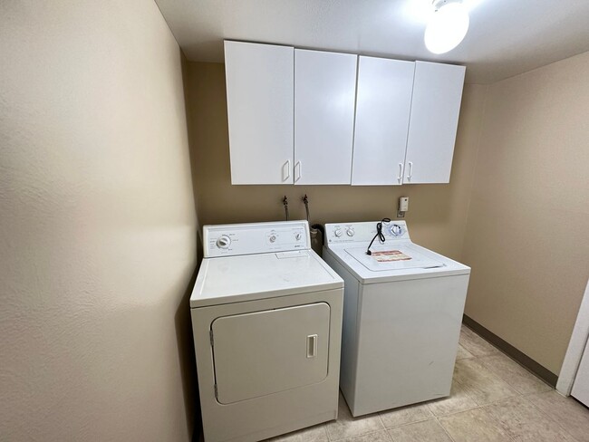 Building Photo - Free Rent Available - Spacious 1 Bedroom C...