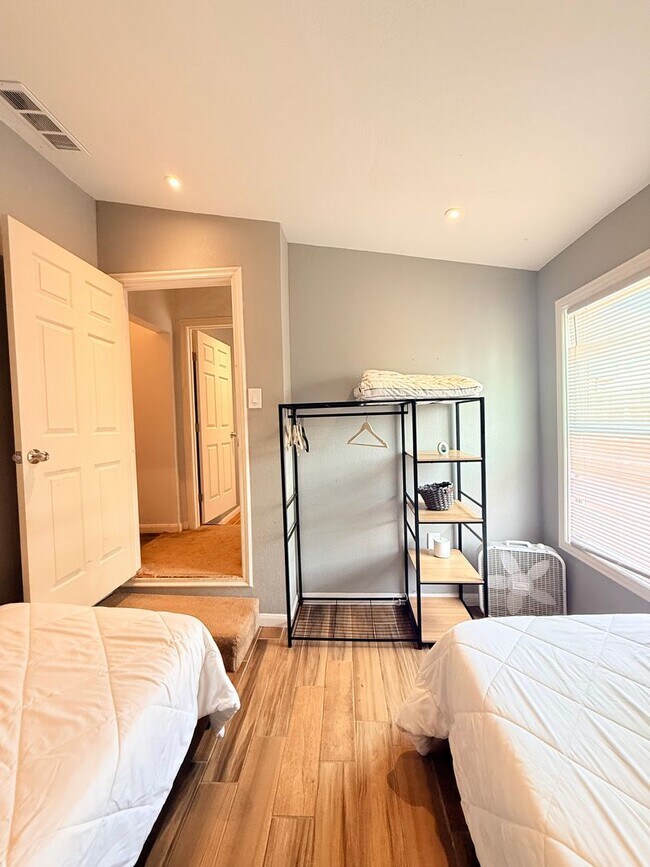 Building Photo - 941-941 Bayonne St