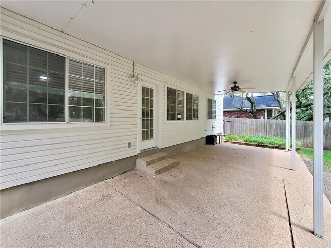Building Photo - 11105 Crossland Dr