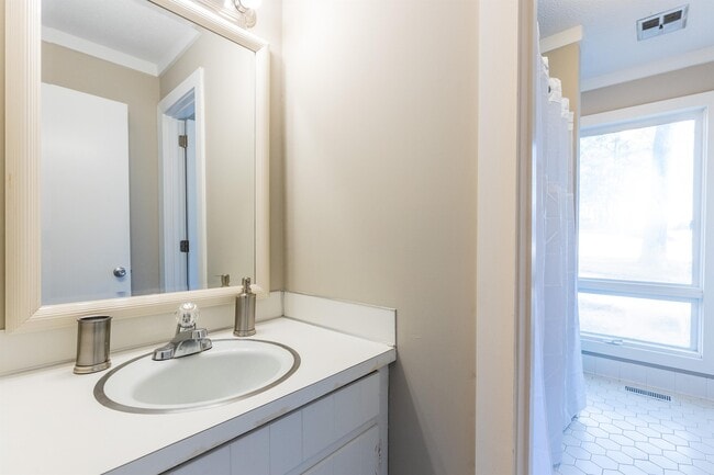 Building Photo - 624 Short Spoon Cir