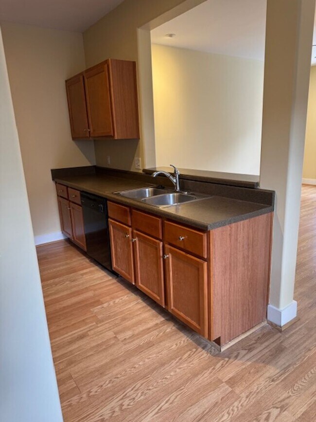 Building Photo - 1037
