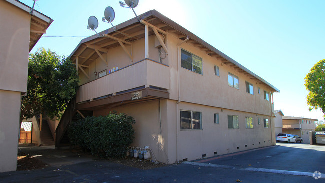 Primary Photo - Sterling Ridge Apartments