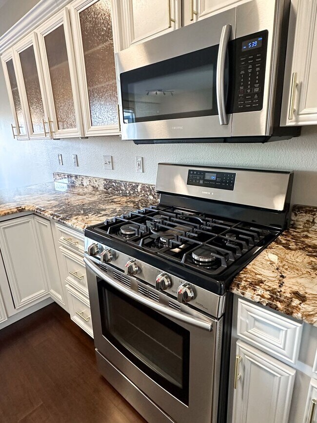 Building Photo - Beautiful Duplex, High End Finishes with LAKE FRONT VIEWS!