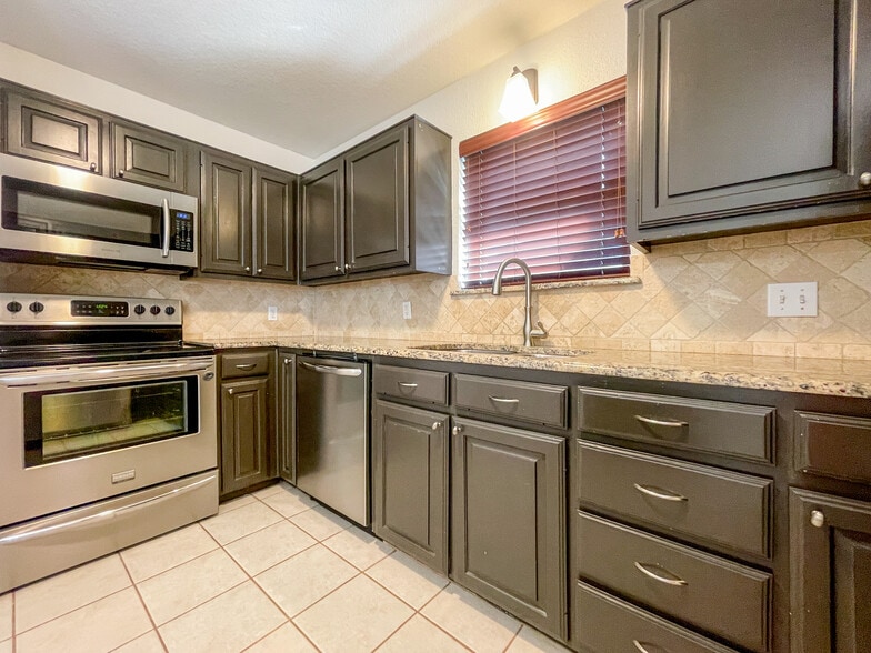 Building Photo - 14308 Chisolm Dr