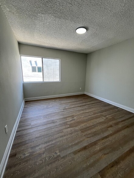 Building Photo - 641 W 92nd St