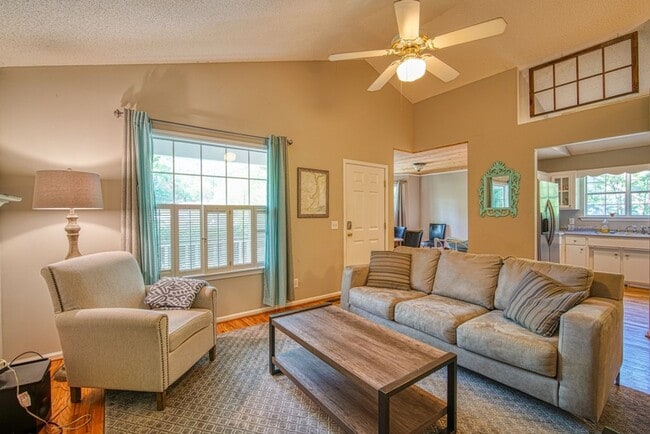 Building Photo - Adorable 2 BR, 2 BA Home - Greater North Main Area, Greenville