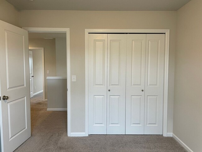 Building Photo - Beautiful 4 Bedroom 2.5 Bath Home Located ...