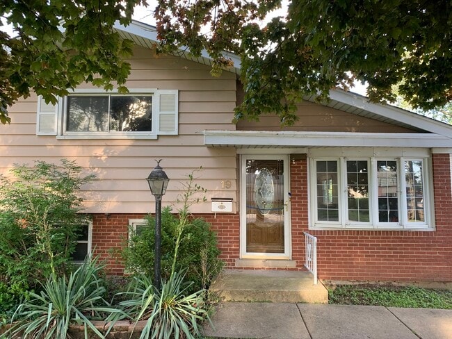 Primary Photo - 19 N Addison Rd