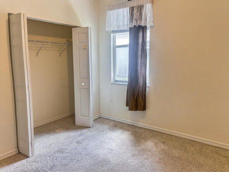 Building Photo - 1494 Millbrook Cir