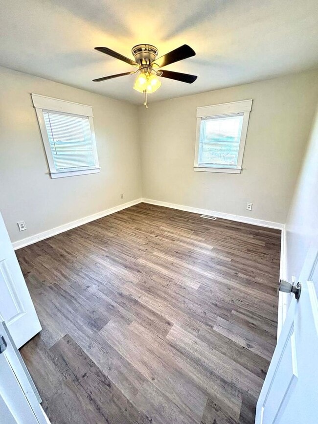 Building Photo - Comfortable Living and Space to Relax!