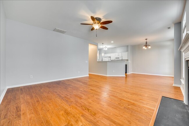Building Photo - Fabulous 3 bedroom 2.5 bath townhome in Au...