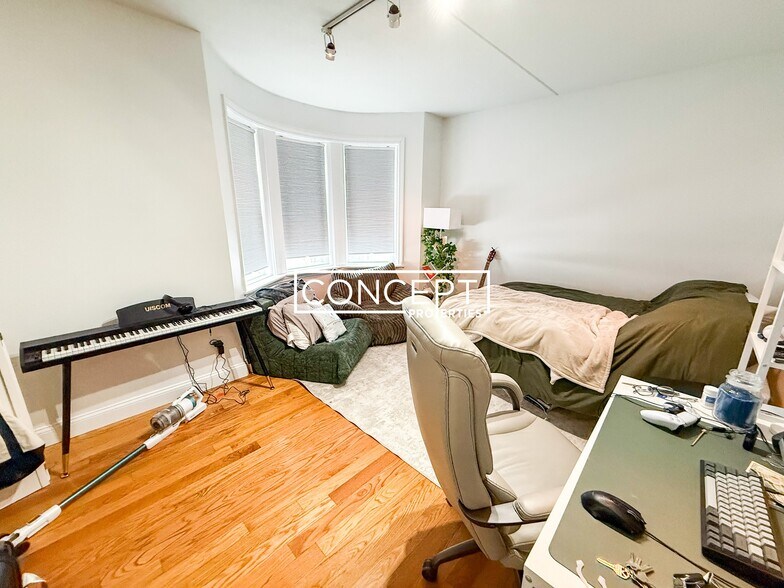 Building Photo - 22 Hayden St