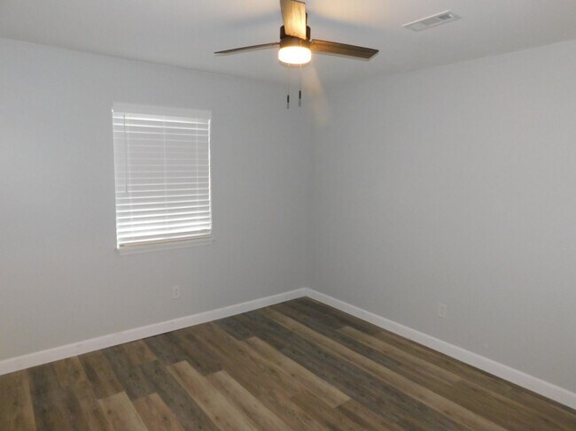Building Photo - Fully Renovated Modern Duplex