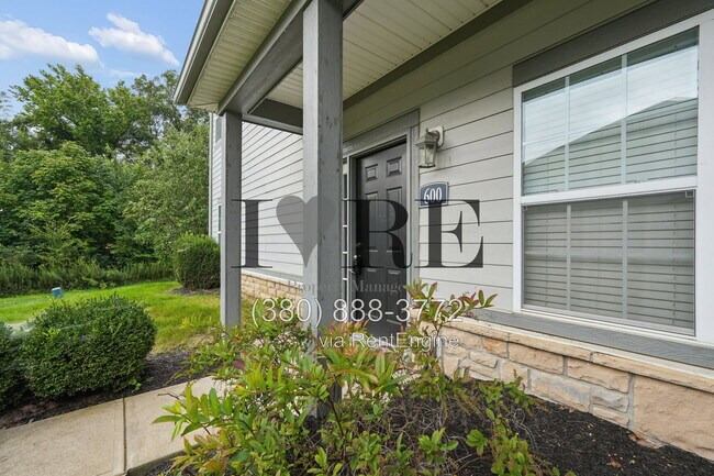Building Photo - 600 Redwood Ln
