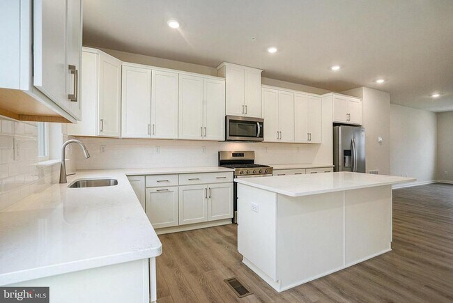 Building Photo - 708 Platinum Dr