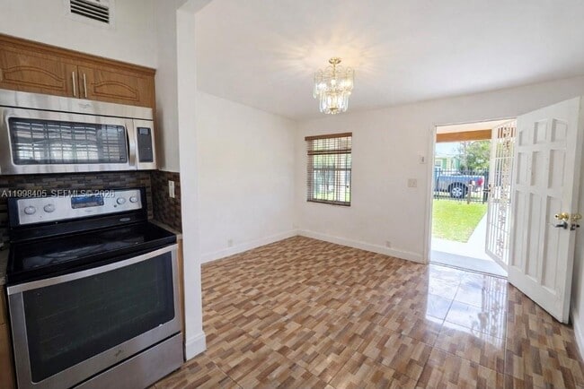 Building Photo - 1831 Rutland St