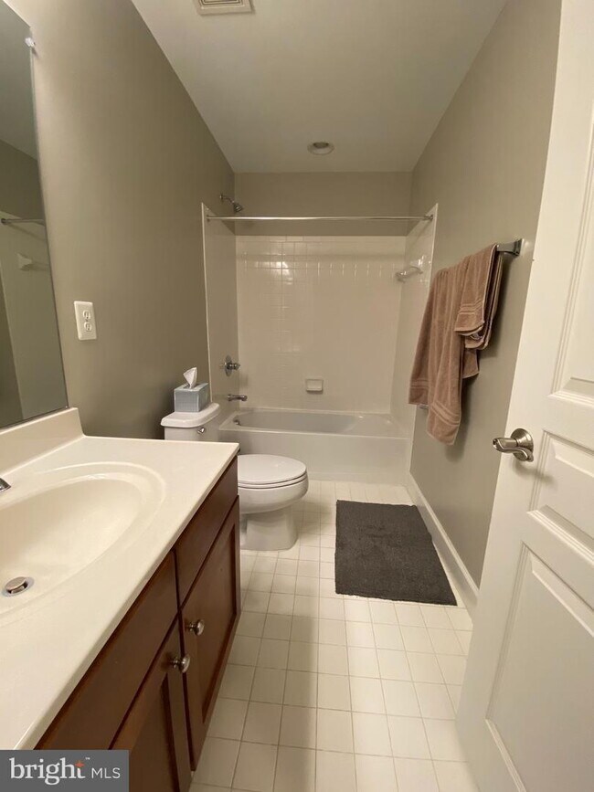Building Photo - Bright & Spacious End-Unit Townhouse with Two-Car Garage!