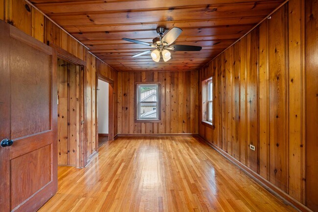 Building Photo - Charming Black Mountain Rental!