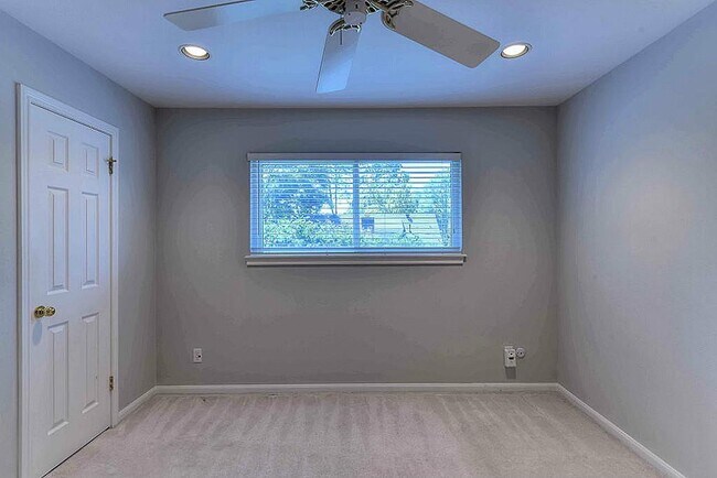 Building Photo - 14627 Carolcrest Dr