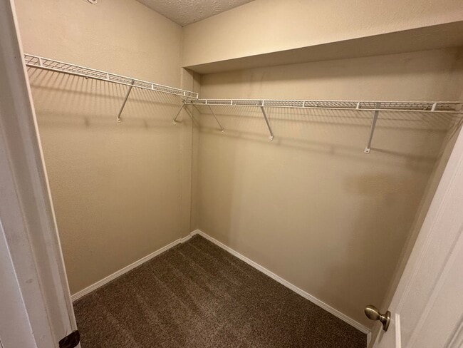 Building Photo - 2 bedroom -2 bathroom top floor apartment